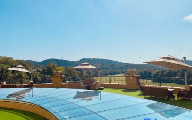 Zipeng Mountain Guangyuan International Conference Center