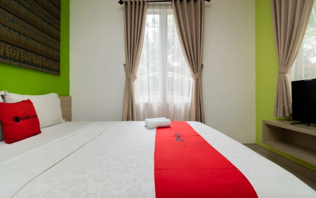 RedDoorz Syariah near Prasetya Mulya Cilandak Campus