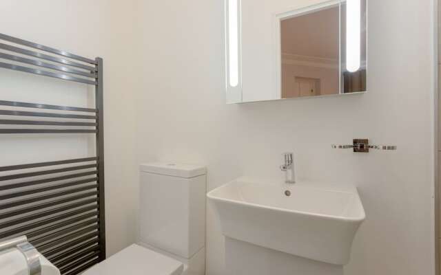 3 Bedroom House With Garden in Brondesbury