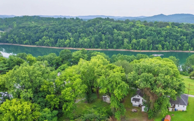 Burnside Vacation Rental, Walk to Lake Cumberland!