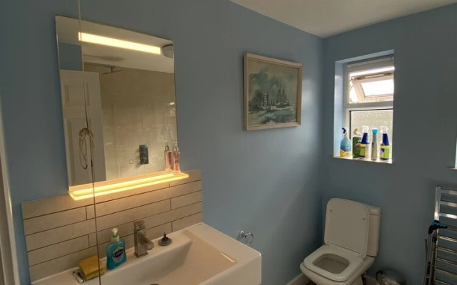 Immaculate 2-bed Apartment in Isleworth by River