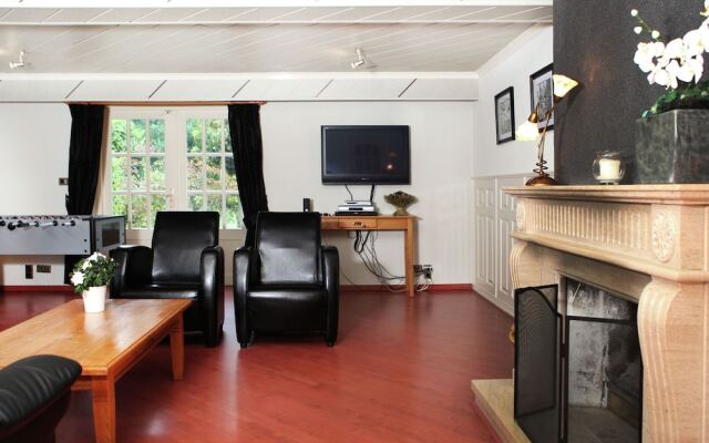 Modern Farmhouse Near Forest in Dalfsen