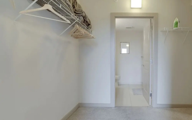 Fantastic 2BR Condo at Crystal City