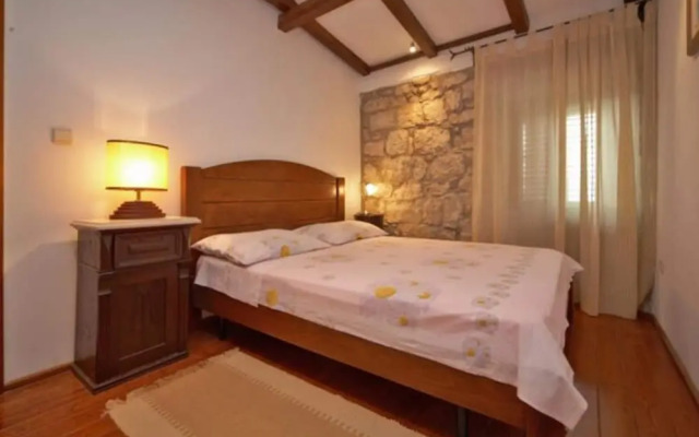 House Rilovic - Two Bedroom House With Swimming Pool and Jacuzzi