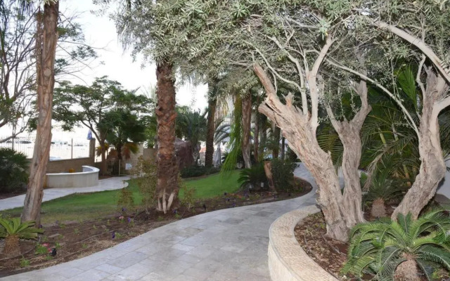Sunny 3BR Apartment Golf Residence