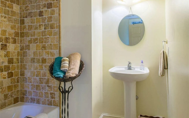 Le Petit Chateau Inn