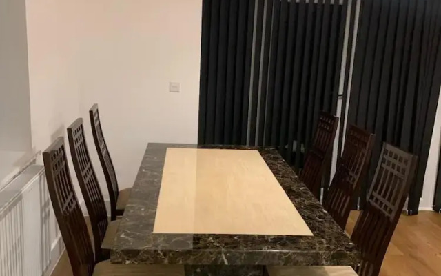 Brand New Entire 4 Bed House/multiple Parking