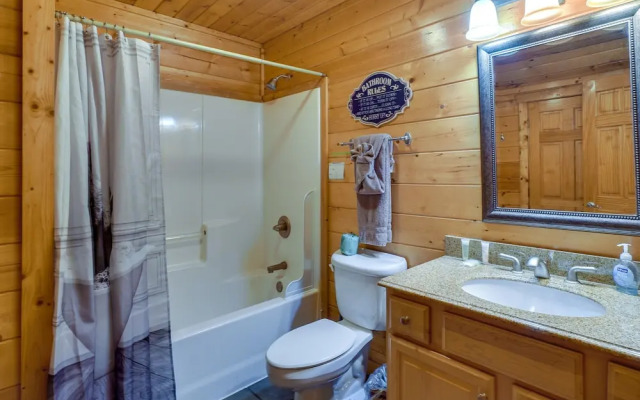Gatlinburg Getaway: Private Hot Tub & Fireplace!