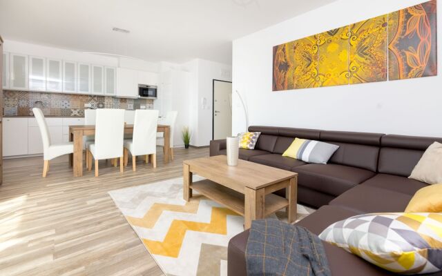 Warsaw Airport 3 Bedroom Apartment