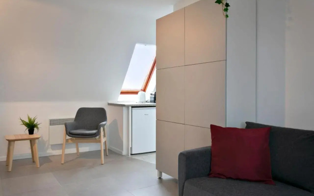 Warm Lofty and Spacious Studio