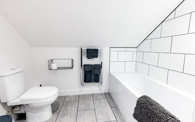 Large Modern 2 Bedroom Queen Street Apartment