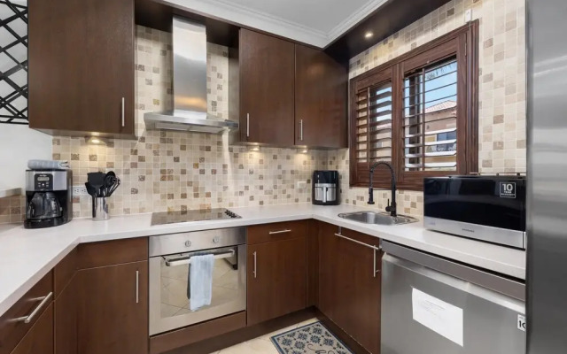 Gold Coast Townhome w Pools GYM 24 7 Security