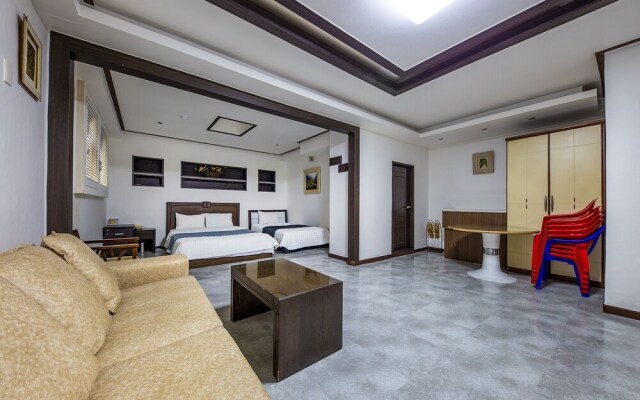 Yongjeon Time Terminal Hotel 2nd Branch by Aank