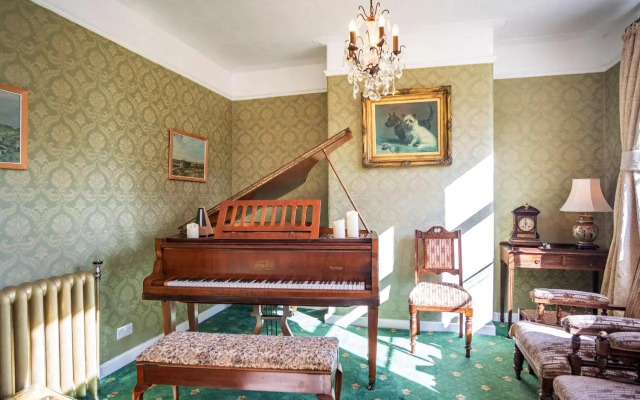 Pinewood House
