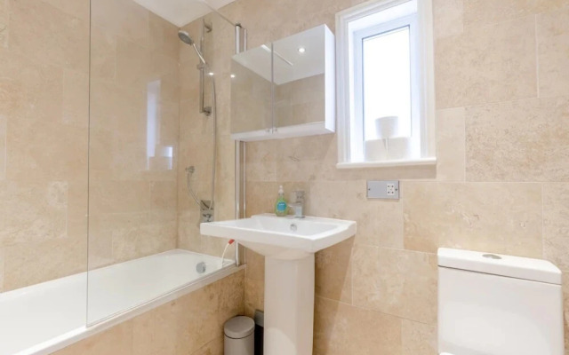 Stylish 1 Bedroom Apartment in Nine Elms With Garden