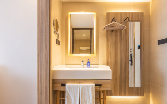Elan Hotel (Luoyang Zhouwangcheng Plaza Subway Station Store)
