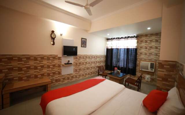 OYO 15561 Corporate Villa