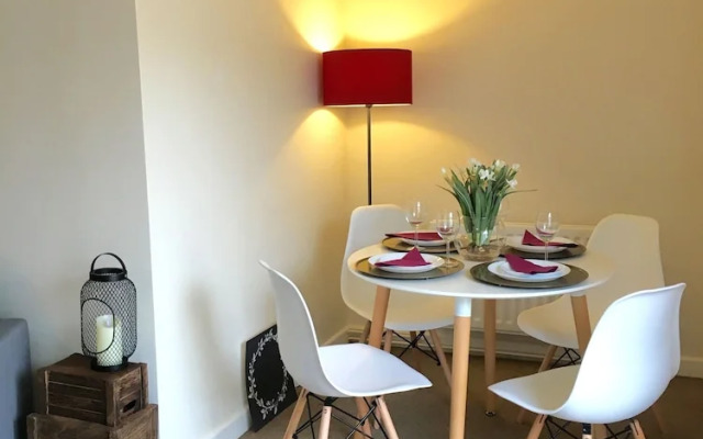 iRelocate - Garden Flat by the Sea