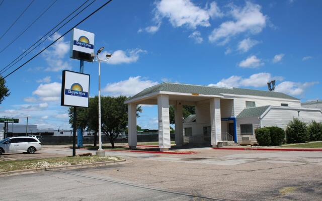 Days Inn by Wyndham Waco University Area