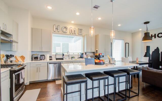 Cozy Downtown Modern Townhome