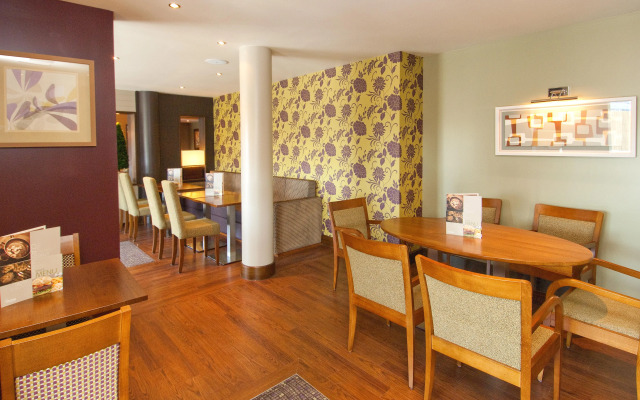 Premier Inn London Gatwick Manor Royal