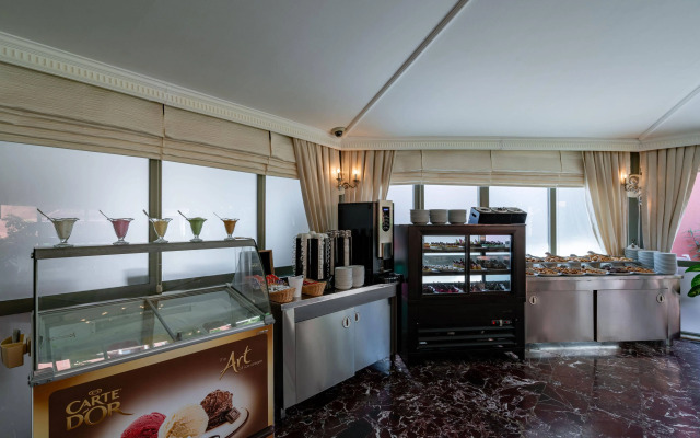 Palmeras Beach Hotel