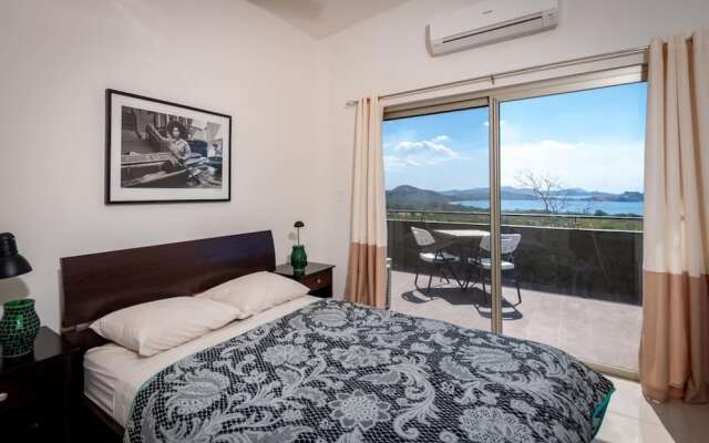 Big, Ultramodern Hillside Home With Private Pool and Endless Ocean Views - фото 5