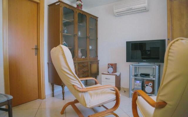 Seafront vacation house w JACUZZI 5 meters from beach