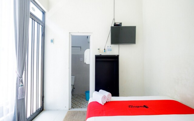 RedDoorz Syariah near Universitas Muhammadiyah Jember