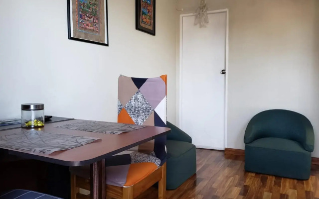 Un lugar encantador con una pequeña terraza