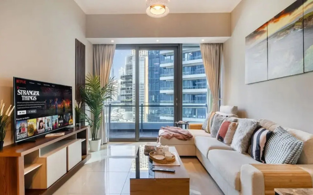 Stylish Marina-front 2BR Near Top Attractions