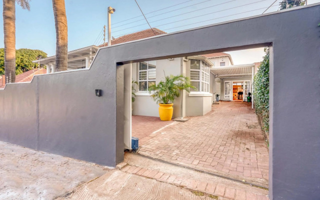 Hampton Collection - Stylish 3 Sleeper Apartment with Pool