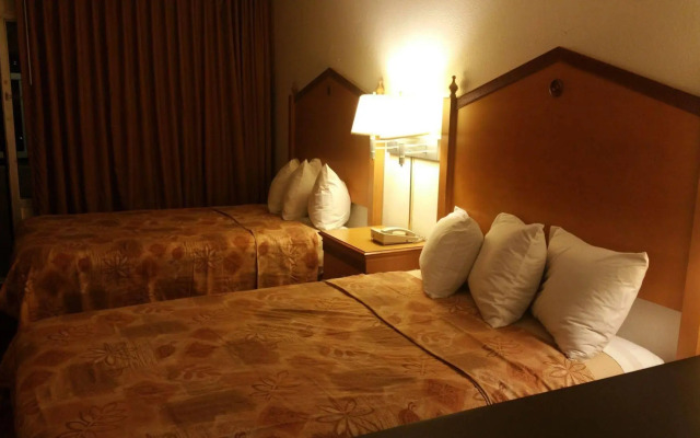 Econo Lodge Inn & Suites