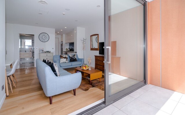 Epsom Central Brand New Apartment