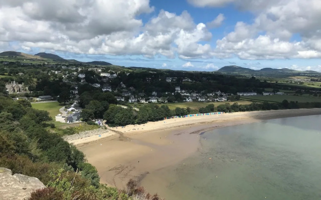 Apartment 2, Gorwel Glas