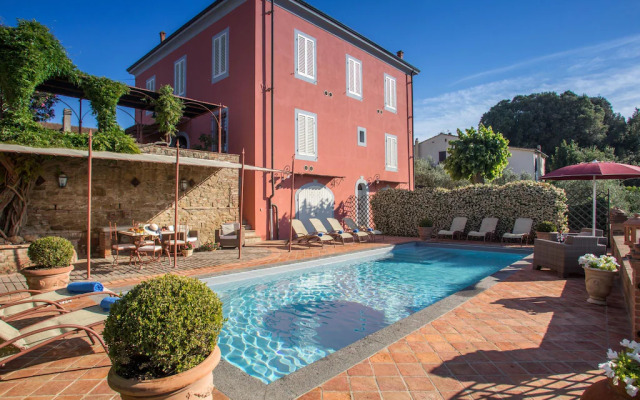 Villa in Fabbrica With Pool & Vineyard Views