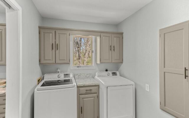 Charming Getaway near Tweety Bird Trail Backyard