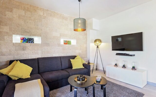 Seaside Villa With Swimming Pool in Funtana