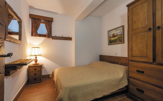 Beautiful Home in Makarska With Wifi and 7 Bedrooms
