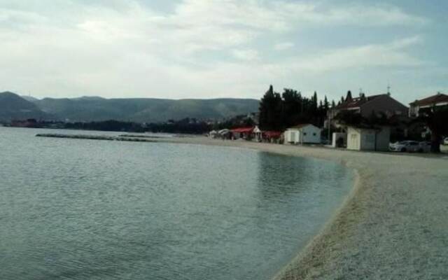 Lovely 2-bed Apartment in Okrug Gornji