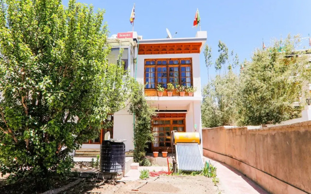 OYO 41662 Semskit Guest House
