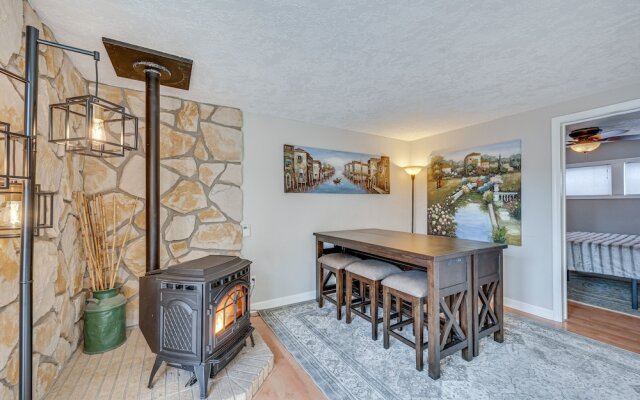 Cozy Nampa Escape w/ Fireplace + Smart TV!