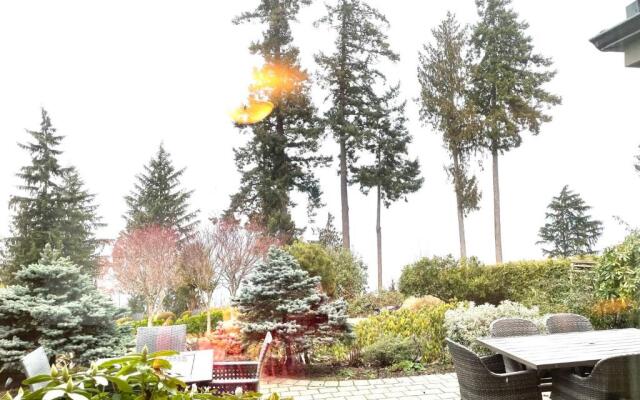 Ocean side & garden view Nanaimo house