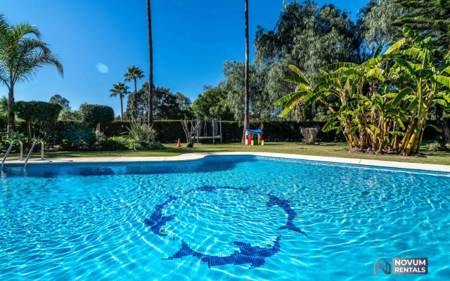 TOP RENOVATED 3-BDRM TOWNHOUSES with POOL, BBQ & ROOFTOP TERRACES