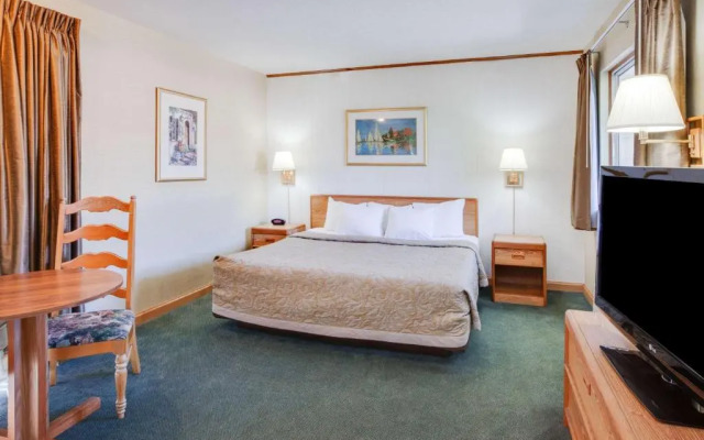 Super 8 Macknaw City/Beachfront Area