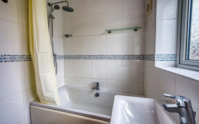 Modern 3 Bedroom 2 Bath Hse with Parking