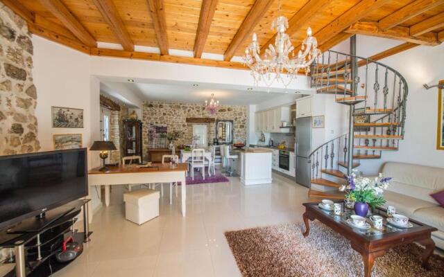 Villa Siorra by MediterraneanVillas