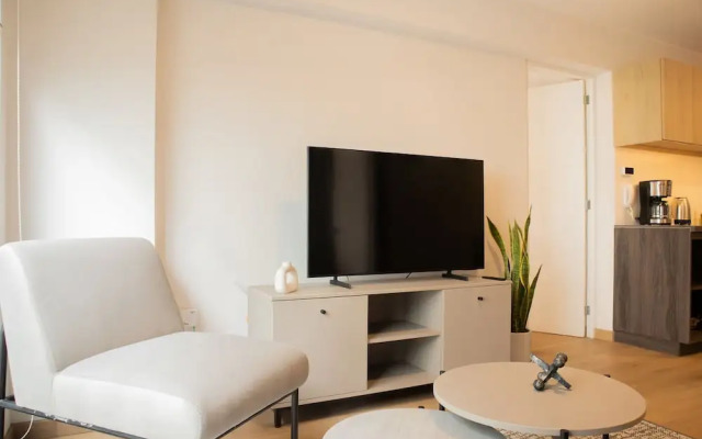 w Elegant 2BR w/ Great Balcony in Miraflores