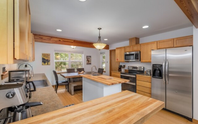 Just Plain Getaway 3 Bedroom Home by NW Comfy Cabins by RedAwning