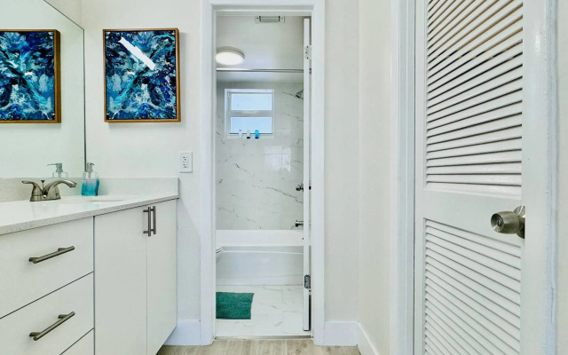 Waterfront 1BR Parking Walk to the Beach
